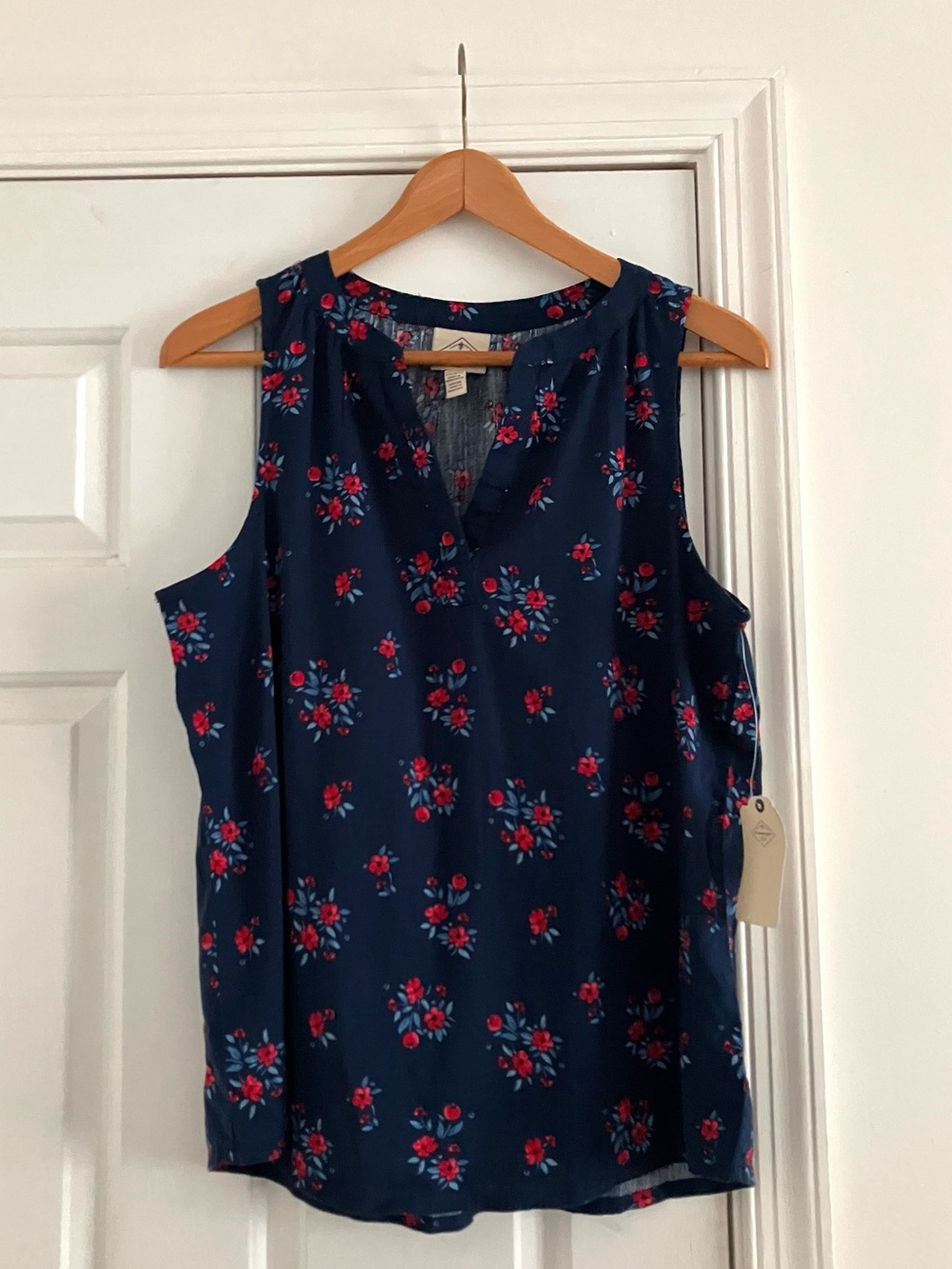 St. John’s Bay Navy and Red Floral Tank top chic whimsical Blouse-Size Medium